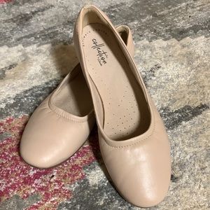 A comfy shoe great color go with anything wear with jeans or pants or shorts.